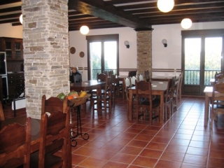 el interior.